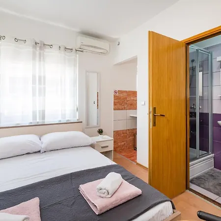 Apartamento And *